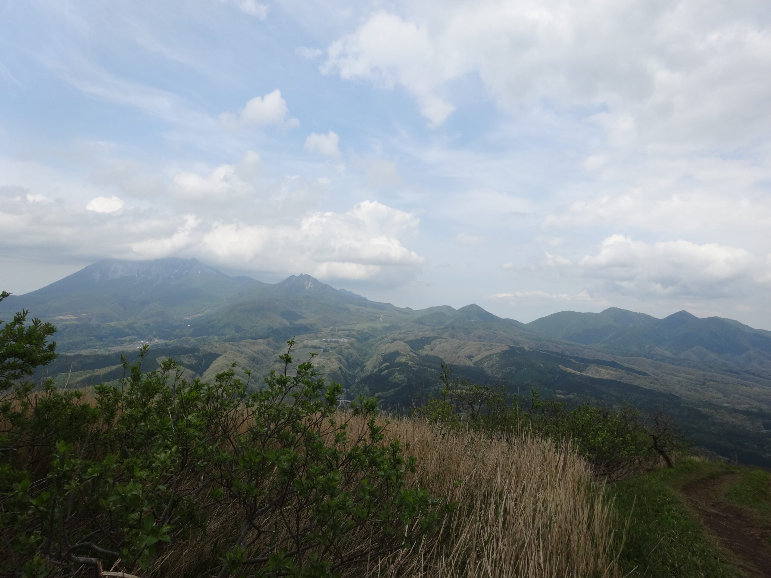 三平山から望む大山、烏ヶ山、蒜山三座